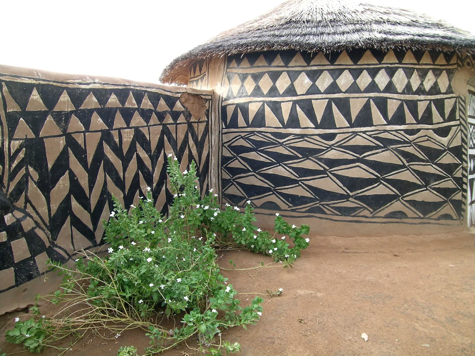 Décorations traditionnelles d’une maison kasséna à Tiébélé, au Burkina Faso